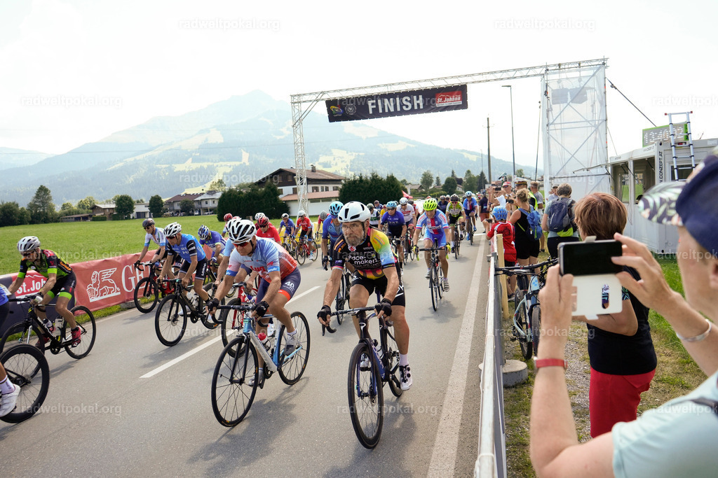 512_20230817_Bewerb_Maenner_Muehlanger | AUT - OESTERREICH, 2023-08-16: SPORT RENNRAD-FAHREN - 55. INTERNATIONALER RADWELTPOKAL IN ST. JOHANN IN TIROL  - Vintage-Radrennen mit WM-Bronze-Medaillen-Siegerin Christina Schweinberger, den Teilnehmer und Alexander Baumann (vom Orginastions-Team) - TAG 2 BEWERB MAENNER IN SECHS GRUPPEN  ; Foto: Roland Muehlanger
