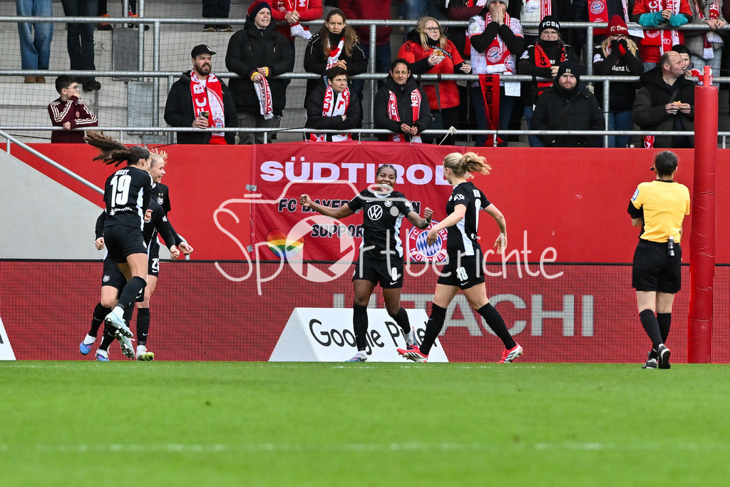 FC Bayern München - VfL Wolfsburg | MUNICH, GERMANY - 22. FEBRUARY: Jubel der Wolfsburgerinnen nach dem Treffer zum 0-1 durch Kessya BUSSY (VfL Wolfsburg Frauen 19) / Tor / Torschuetze / Freude / Happy während dem Spiel zwischen den Frauen des FC Bayern München und den Frauen des VfL Wolfsburg am 19. Spieltag der Google Pixel Frauen-Bundesliga am FC Bayern Campus