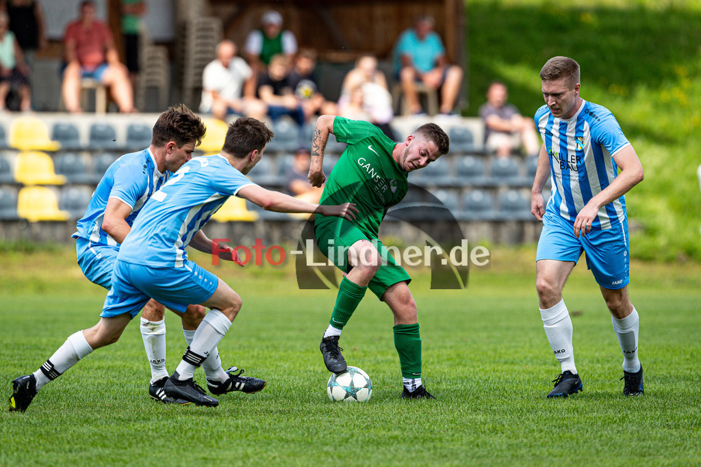 SG Hungerbach gegen TSV Brunnthal | Fußball Kreisliga Herren Oberbayern Zugspitze Gruppe 1, SG Hungerbach gegen TSV Brunnthal, 20240803,Alois BACHMANN (TSV Brunnthal 10) setzt sich durch,2024-08-03 in Huglfing (Sportpark Huglfing), Max HABERMANN (SG Hungerbach 16), Alois BACHMANN (TSV Brunnthal 10)Copyright: WolfgangxLindner www.foto-lindner.de