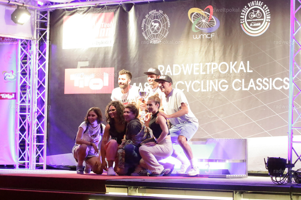 1534_20230817_Bewerb_Maenner_Muehlanger | AUT - OESTERREICH, 2023-08-16: SPORT RENNRAD-FAHREN - 55. INTERNATIONALER RADWELTPOKAL IN ST. JOHANN IN TIROL  - Vintage-Radrennen mit WM-Bronze-Medaillen-Siegerin Christina Schweinberger, den Teilnehmer und Alexander Baumann (vom Orginastions-Team) - TAG 2 BEWERB MAENNER IN SECHS GRUPPEN  ; Foto: Roland Muehlanger