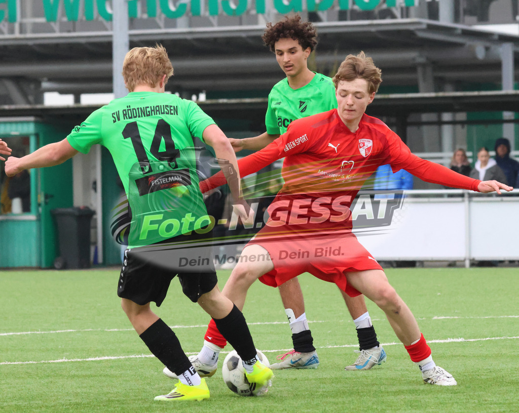 SV Rödinghausen - FC Iserlohn | Auf dem Bild zu sehen: grün SV Rödinghausen: Hanno Wrede ; rot FC Iserlohn: Ksawery Mazurkiewicz SV Rödinghausen, FC Iserlohn, Saison 25/26, B-Jugend Westfalenliga, Deutschland - Realisiert mit Pictrs.com