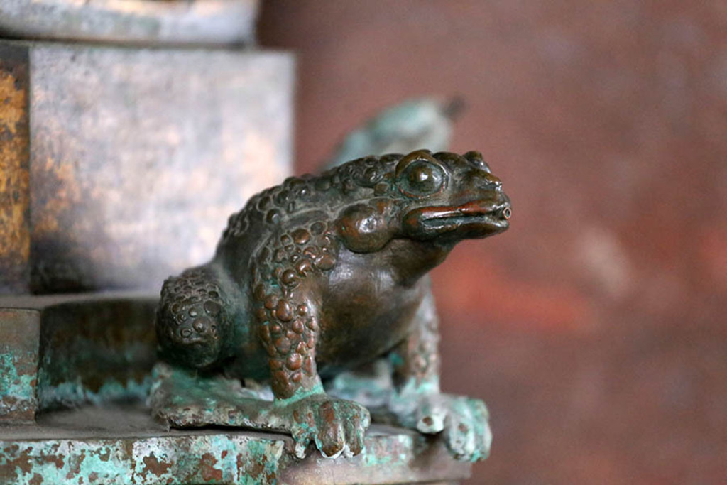Bildlexikon Leipzig - Brunnen Badendes Mädchen - Frosch | Das Team hinter BILDLEXIKON LEIPZIG bündelt historische wie aktuelle Informationen über die Stadt Leipzig in Text und Bild auf einer Plattform und stellt diese der interessierten Öffentlichkeit zur Verfügung.