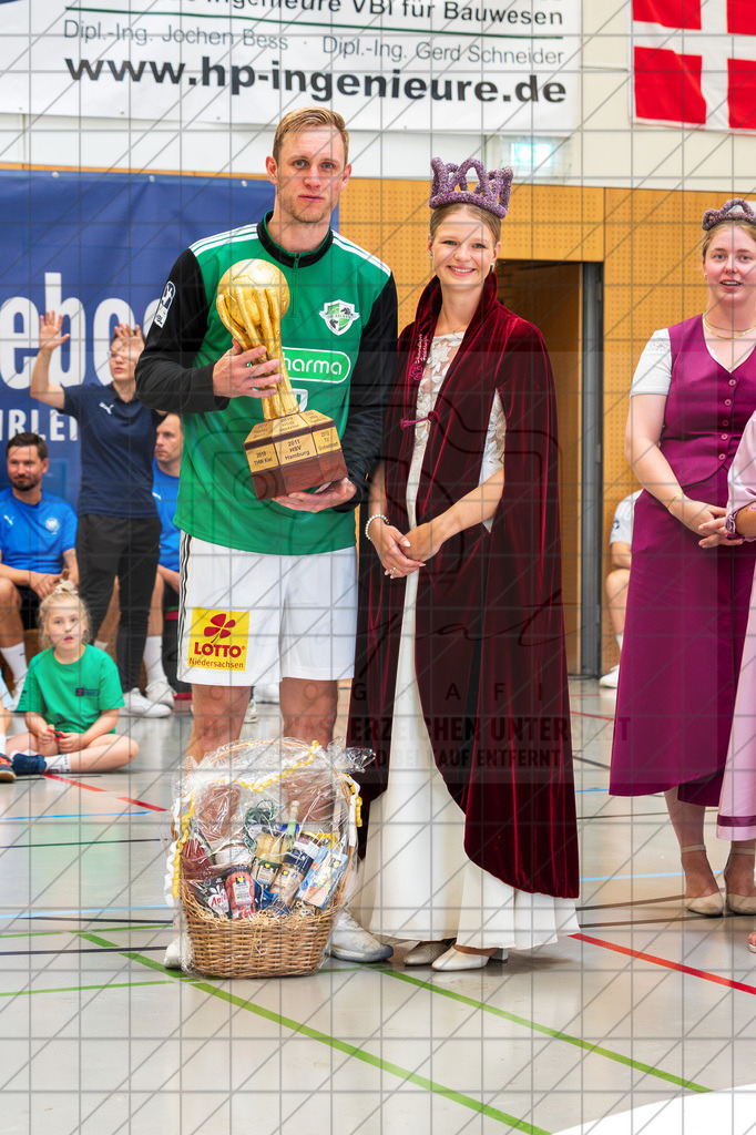 IHC 2026 - TSV Hannover-Burgdorf vs. HC Hamburg | Marian Michalczik (TSV Hannover-Burgdorf #22), Heidekönigin; IHC 2026 - TSV Hannover-Burgdorf vs. HC Hamburg am 09.08.26 in Sporthalle KGS, Schneverdingen - Realisiert mit Pictrs.com
