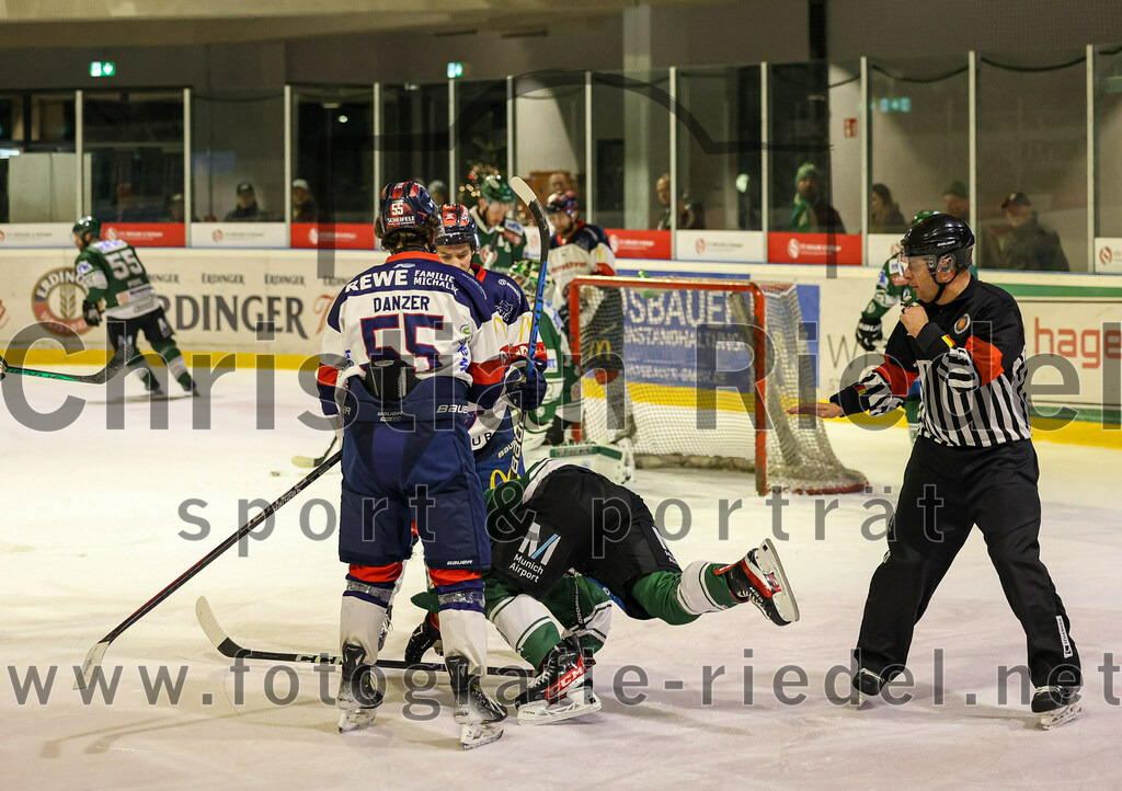 2024-01-05_068_TSV_Erding_gegen_VfE_Ulm-Neu-Ulm | Erding, Deutschland, 05.01.2024:
Eishockey, Bayernliga Vorrunde 2023 / 2024, 22. Spieltag, TSV Erding gegen VfE Ulm/Neu-Ulm, Endergebnis: 7:6

Ludwig Danzer (VfE Ulm/Neu-Ulm e. V., #55), Leon Abstreiter (Erding Gladiators, #72)

Foto: Christian Riedel / fotografie-riedel.net