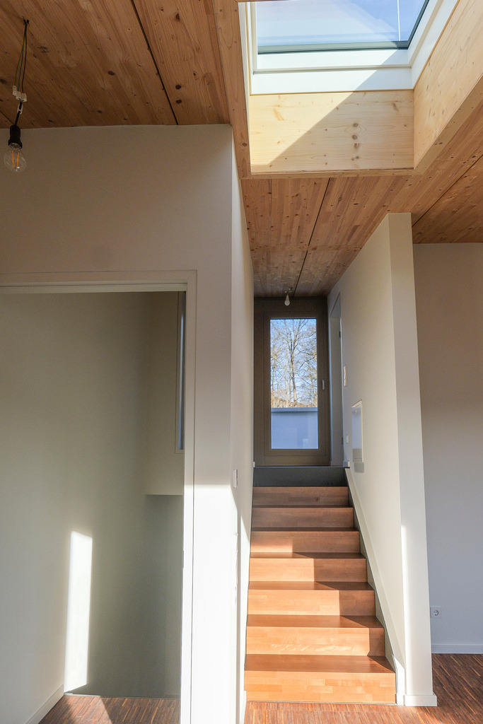 Bulachweg | Leonberg Warmbronn - Am Ortsrand von Leonberg-Warmbronn, im Bulachweg, entstand ein städtebauliches Ensemble mit Quartierscharakter und in nachhaltiger Holzbauweise. Das wurde ganz aktuell mit dem German Design Award ausgezeichnet. Bei einem Rundgang klärt einer der Investoren hoffentlich auch darüber auf, warum die sechs  bezugsfertigen Doppelhäuser seit vielen Wochen leer stehen. - Realisiert mit Pictrs.com