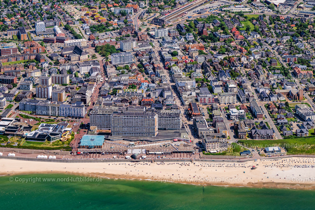 Sylt_Westerland_Strand_Promenade_Friedrichstrasse_ELS_4707130625 | SYLT 13.06.2025 Hochhaus- Gebäude der Hotelanlage " Hotel Miramar " an der Dünenstraße im Ortsteil Westerland in Sylt Nordsee - Insel im Bundesland Schleswig-Holstein, Deutschland. Weiterführende Informationen bei: Kreis Hotel GmbH & Co. KG. // High-rise building of the hotel complex " Hotel Miramar " on street Duenenstrasse in the district Westerland in Sylt North Sea Island in the state Schleswig-Holstein, Germany. Further information at: Kreis Hotel GmbH & Co. KG. Foto: Martin Elsen