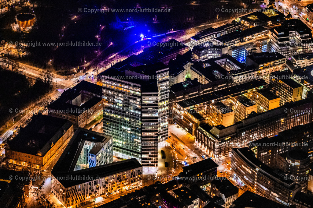 Hamburg_Emporio_Hamburg_Nachtaufnahme_ELS_7177060325 | HAMBURG 06.03.2025 Nacht- Lichter und Beleuchtung Hochhaus- Ensemble " Emporio-Hochhaus " zwischen Caffamacherreihe, Dammtorwall, Dragonerstall und Valentinskamp im Ortsteil Neustadt in Hamburg, Deutschland. Weiterführende Informationen bei: HOCHTIEF Aktiengesellschaft AG,  HPP Architekten GmbH,  IGF Zimmermann  Ingenieuergesellschaft für  Fassadentechnik und Bauphysik,  INGENIEURBÜRO DR. BINNEWIES Ingenieurgesellschaft mbH,  Metall- und Elementbau HASKAMP GmbH & Co. KG,  Scandic Hotels Deutschland,  Union Investment Real Estate GmbH,  Wayss & Freytag Ingenieurbau AG. // Night lighting high-rise ensemble of " Emporio-Hochhaus " in the district Neustadt in Hamburg, Germany. Further information at: HOCHTIEF Aktiengesellschaft AG,  HPP Architekten GmbH,  IGF Zimmermann  Ingenieuergesellschaft fuer  Fassadentechnik und Bauphysik,  INGENIEURBUeRO DR. BINNEWIES Ingenieurgesellschaft mbH,  Metall- und Elementbau HASKAMP GmbH & Co. KG,  Scandic Hotels Deutschland,  Union Investment Real Estate GmbH,  Wayss & Freytag Ingenieurbau AG. Foto: Martin Elsen