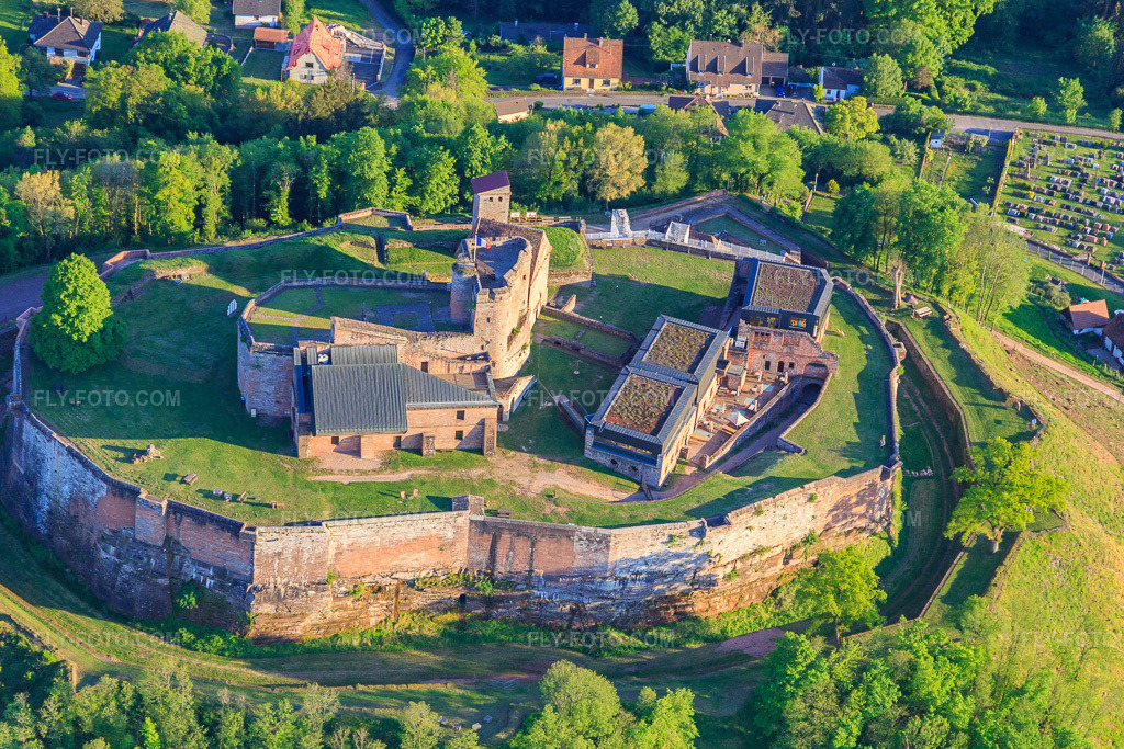 Aerial view: Château de Lichtenberg from the north in Lichtenberg in the state Bas-Rhin, France. – Photo: IMG_145812.jpg taken on 04/30/2025 by Werner Riehm/FLY-FOTO.com – Resolution of the original: 5185 x 3457 px – Visiter le château de Lichtenberg dans les Vosges du Nord - Alsace