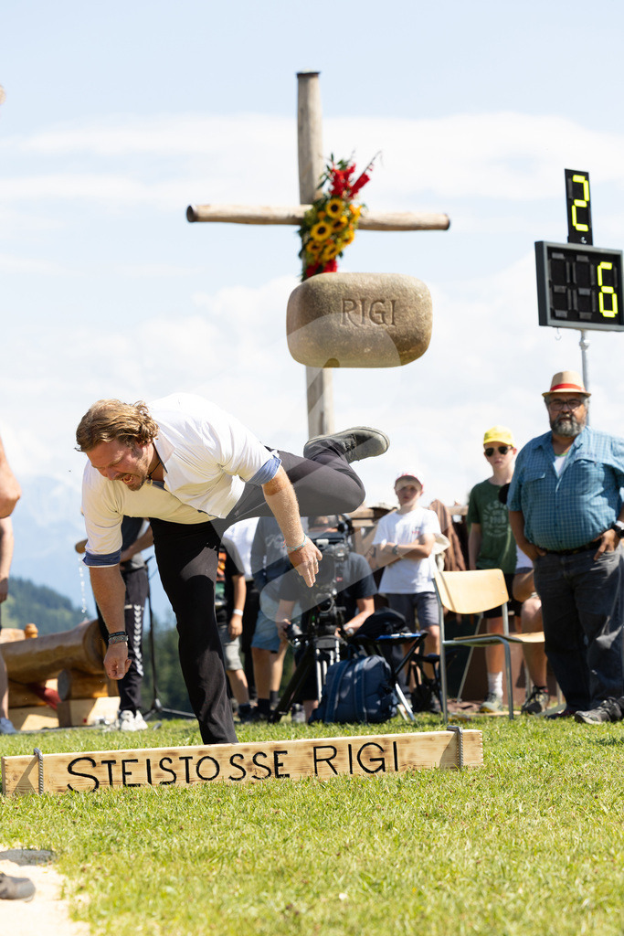Rigi2025_2405 | Die Schwinger des Schwyzer Kantonalen Schwingerverbandes: Fotos, die Dynamik und Leidenschaft festhalten, sowie emotionale Momente aus dem traditionellen Schwingsport zeigen. - Realisiert mit Pictrs.com