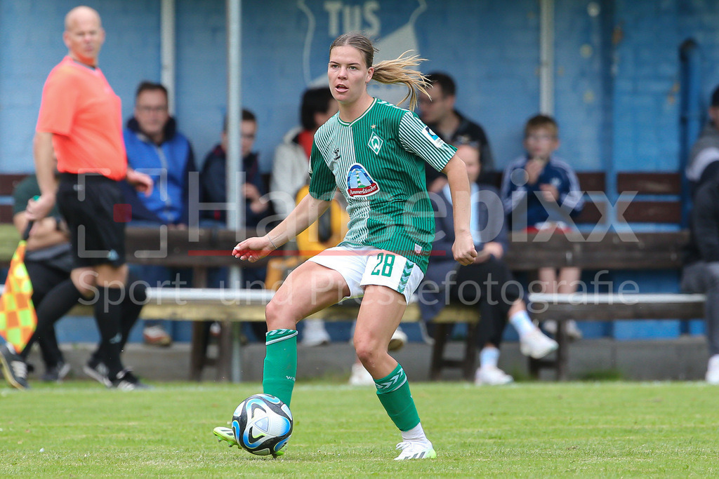 Fussball, Testspiel Frauen, Hamburger SV - SV Werder Bremen | v.li.: Juliane Wirtz (SV Werder Bremen, 28) Freisteller, Einzelbild, Ganzkörper, Aktion, Action, Spielszene