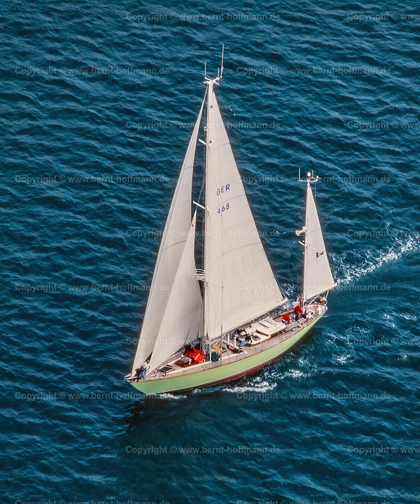 PLB_DDz_yy_GERMANIA6_002_50x60 | LUFTBILD. Segelyacht GERMANIA VI auf der Ostsee - als Teilnehmer einer Regatta für klassische Yachten auf der Flensburger Förde. __ WICHTIG - Das  Foto ist eine Reproduktion eines Farbdias. Die Bildanmutung ist anders als bei reinen Digitalfotos. - Realisiert mit Pictrs.com