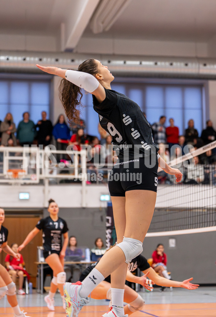 Volleyball I Frauen I Saison 2025-2026 I 2 Bundesliga Pro I 17. Spieltag VFL Oythe - VC Stralsund I 1618 | Fiona Arnold (9,VC Stralsund) - Realisiert mit Pictrs.com