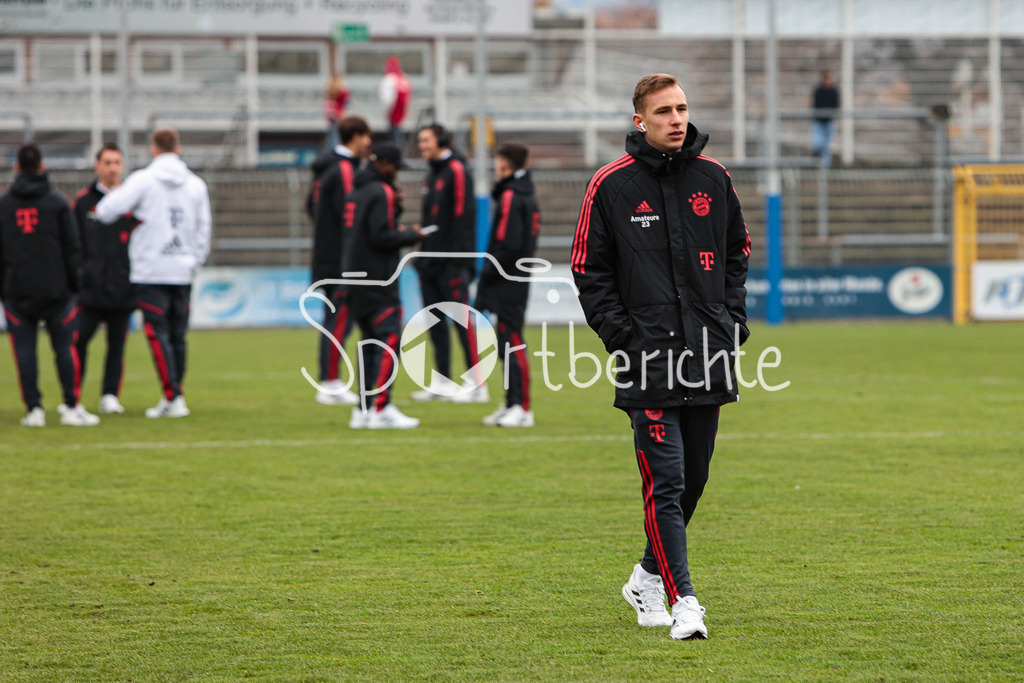 SV Vikoria Aschaffenburg - FC Bayern Amateure | Die Spieler der Amateure sind in Aschaffenburg eingetroffen und begutachten den Platz nochmal vor der Partie / Lovor ZVONAREK (FCB #23)
