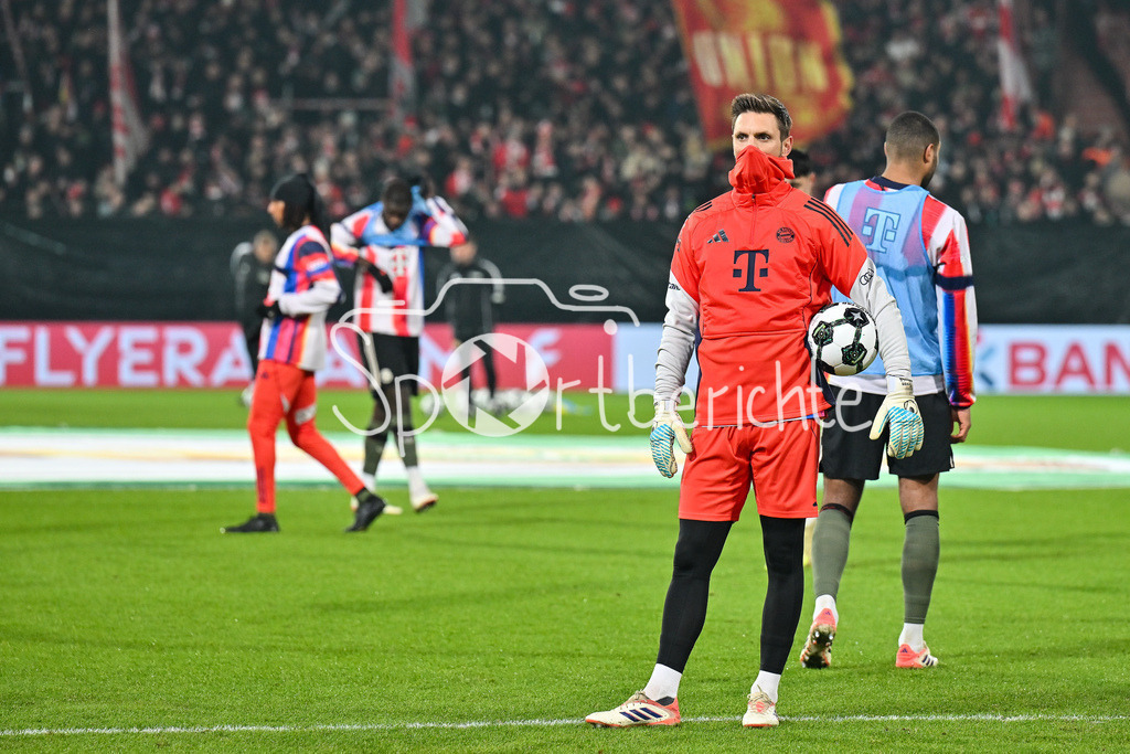 1. FC Union Berlin - FC Bayern München | BERLIN, GERMANY - 03. DECEMBER: im Bild Sven ULREICH (FC Bayern Munich 26)  vor dem Match zwischen dem 1. FC Union Berlin und dem FC Bayern München beim Achtelfinale des DFB-Pokales im Stadion an der alten Försterei