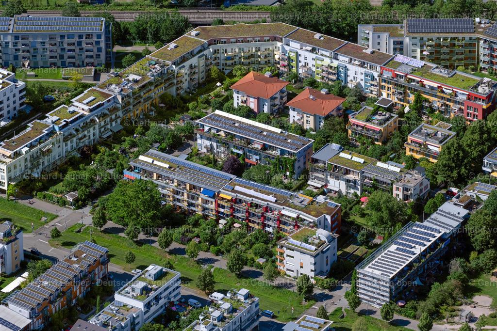 4033601 | FREIBURG IM BREISGAU 30.06.2020 Wohngebiet einer Mehrfamilienhaussiedlung an der Georg-Elser-Straße im Ortsteil Sankt Georgen in Freiburg im Breisgau im Bundesland Baden-Württemberg, Deutschland. // Residential area of a multi-family house settlement on the Georg-Elser-Strasse in the district Sankt Georgen in Freiburg im Breisgau in the state Baden-Wuerttemberg, Germany. Foto: Gerhard Launer