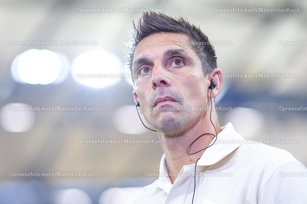 S0413092501017 | 13.09.2025, Fußball, FC Schalke 04 - Holstein Kiel, 5.Spieltag, 2. Fußball Bundesliga, Veltins-Arena Gelsenkirchen, Saison 2025 2026: Cheftrainer Marcel Rapp (Holstein Kiel)  DFB regulations prohibit any use of photographs as image sequences and or quasi-video.