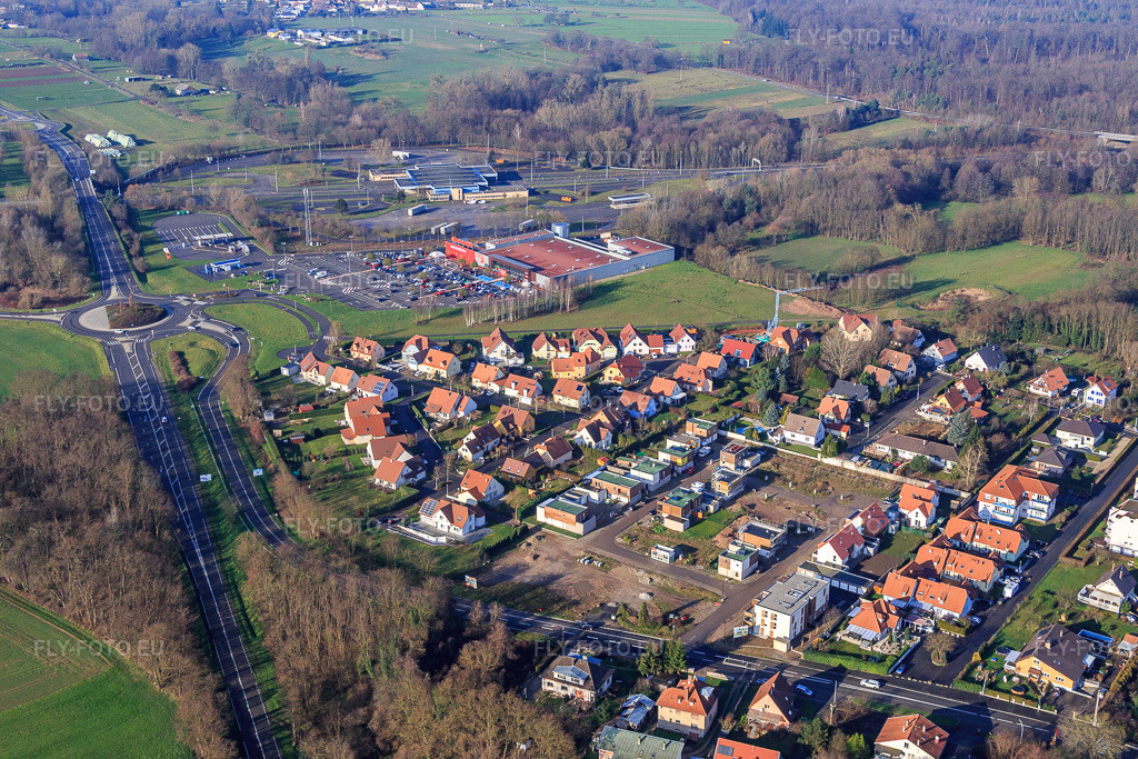 Vue aérienne: Rue Prte de en face du nouveau site du supermarché Carrefour Scheibenhard à Scheibenhard dans le département Bas Rhin, France.Photo: IMG_085488.jpg prise le 24/12/2015 par Werner Riehm/FLY-FOTO.euRésolution de l'original: 5472 x 3648 pxWWW.CARREFOUR.FR
