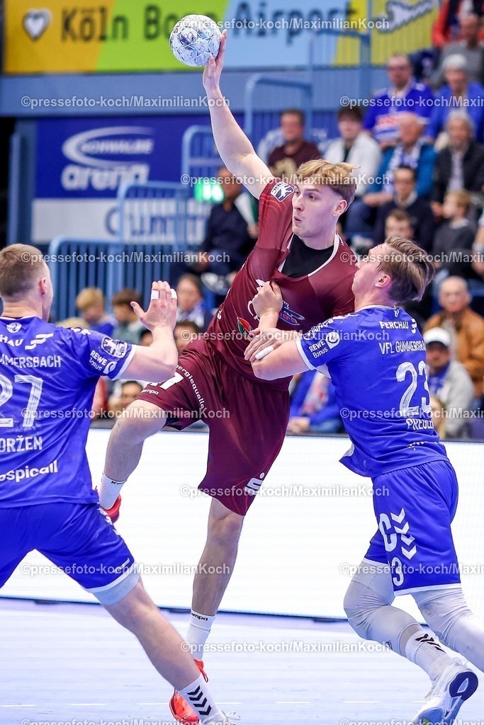 Gum25042501014 | 25.04.2025, Handball, HBL, VfL Gummersbach - 1. VfL Potsdam, Schwalbe-Arena: Dustin Kraus (VfL Potsdam #47) gegen Kristjan Horzen (GUM #27) und Ole Pregler (GUM #23) 