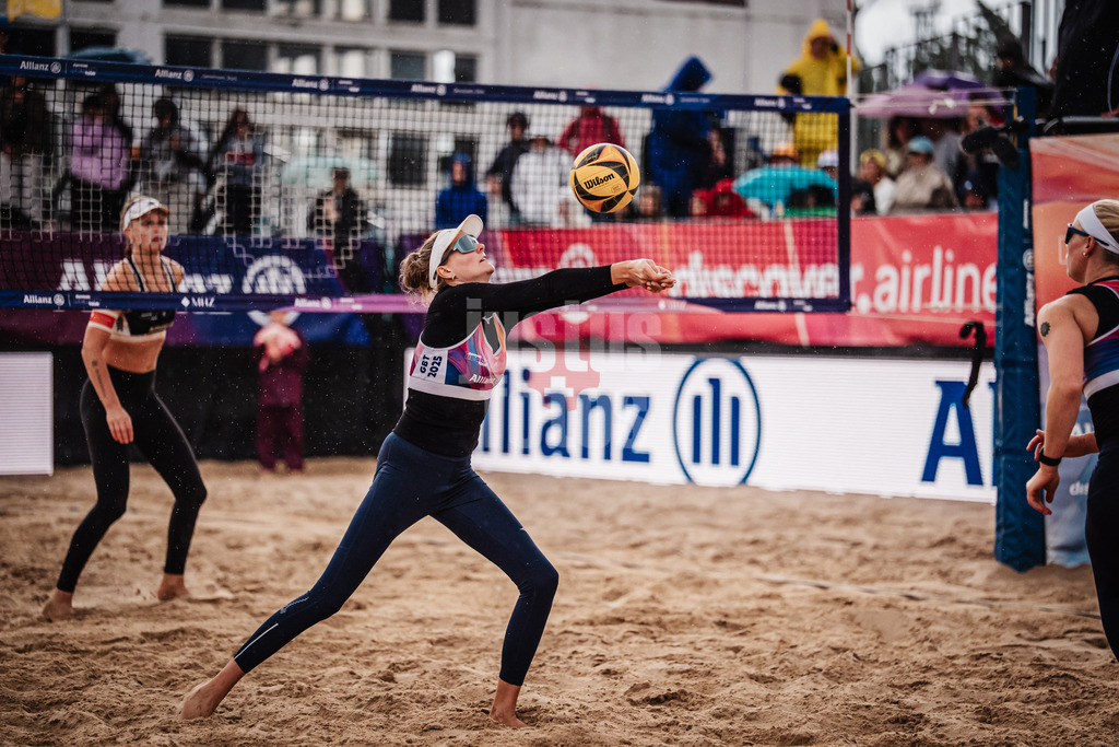 Beachvolleyball | Frauen | Allianz German Beach Tour 2025 | Tourstop Berlin | 23.08.2025 | Sarah Schulz spielt den Ball