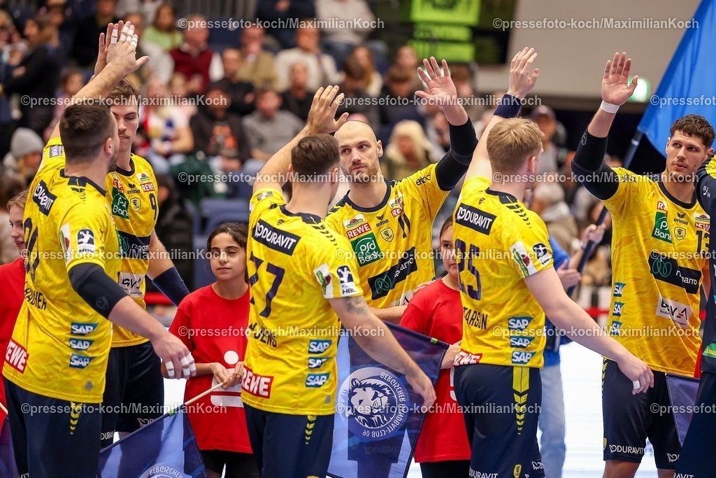 BHC16112501004 | 16.11.2025, Handball, HBL, Bergischer HC - Rhein-Neckar Löwen, Mitsubishi Electric HALLE Düsseldorf: Die Rheim Neckar Löwen betreten die Halle Lukas Sandell (Rhein-Neckar Löwen #11) klatscht sich mit der mannschaft ab