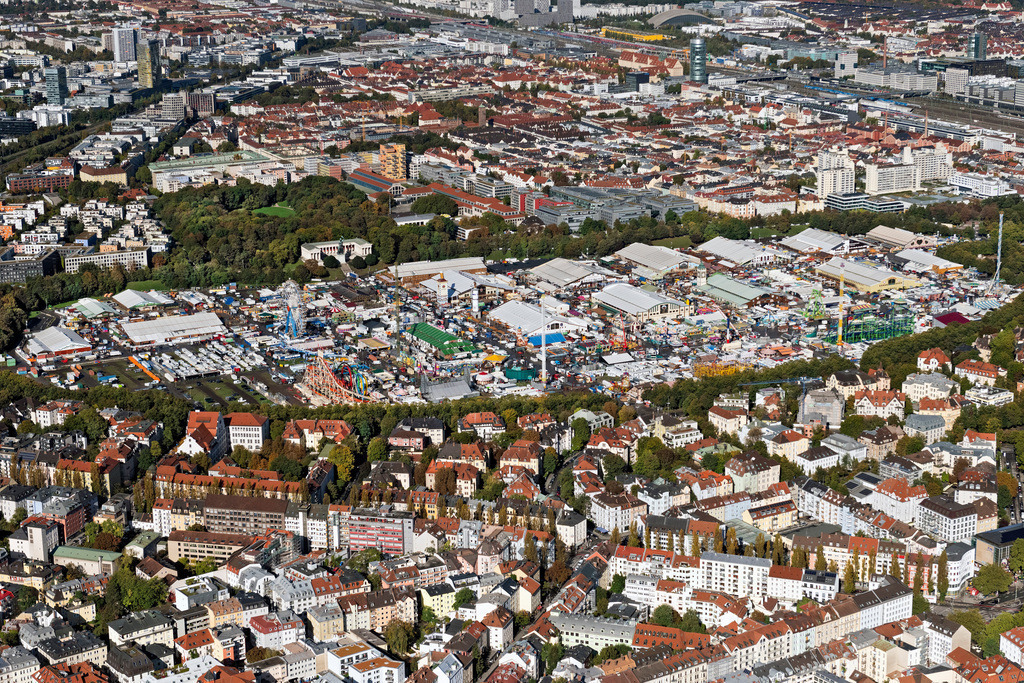 dr__0054280.jpg | MüNCHEN 07.10.2024 Festgelände des Münchener Oktoberfestes auf der Theresienwiese in München im Bundesland Bayern. Weiterführende Informationen bei: Portal München Betriebs-GmbH & Co. KG. // Festival grounds of the Munich Oktoberfest on the Theresienwiese in Munich in the state of Bavaria. Further information at: Portal Muenchen Betriebs-GmbH & Co. KG. Foto: Daniel Reiter