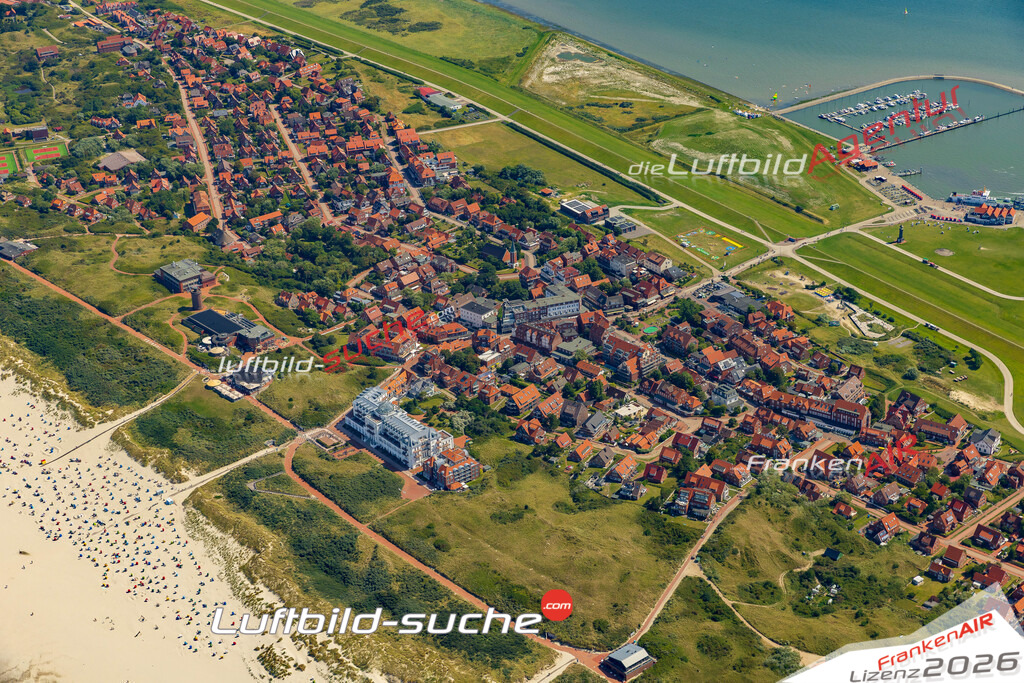 Stadt Juist von Oben- Die Luftaufnahme wurde 2025 vom UL-Flugzeug heraus erstellt ( keine Drohnenaufnahme ) - Hochauflösende Luftaufnahme - für Wandbilder und großformatige Ausdrucke geeignet. Das besondere Geschenk!Hier alle&nbsp;Infos zur Lizenzierung der LuftaufnahmeWir fliegen auch dieses Jahr wieder in Ihre Region um Luftbilder zu erstellen.- Luftbild anfragen