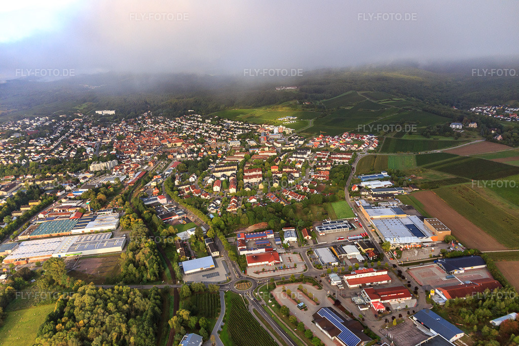 Luftbild: Landauer Straße von Osten mit K + B electronic systems GmbH, HORNBACH compact Bad Bergzabern und DEKRA Automobil GmbH Station Bad Bergzabern in Bad Bergzabern im Bundesland Rheinland-Pfalz in Deutschland. Foto: IMG_103288.jpg vom 10.09.2017 durch Werner Riehm/FLY-FOTO.deWWW.KB-ELECTRONIC.DE