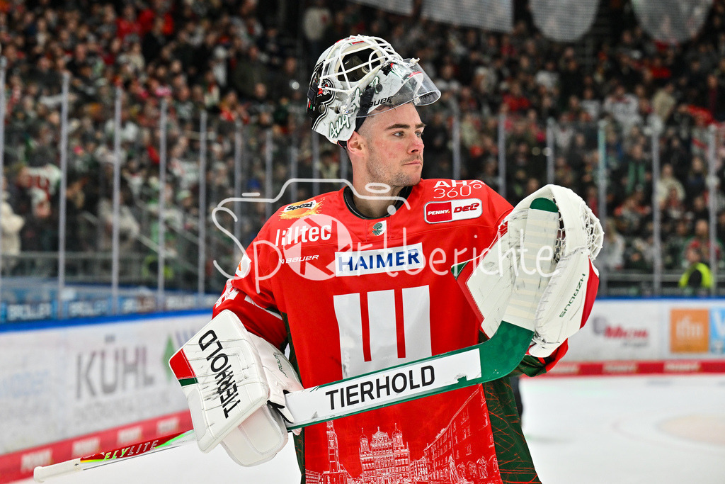Augsburger Panther - Schwenninger Wild Wings | AUGSBURG, GERMANY - 02. JANUARY: das Team der Panther feiert zusammen mit den Fans den wichtigen Heimsieg gegen die Wild Wings nach dem Match zwischen den Augsburger Panthern und den Schwenninger Wild Wings am 35. Spieltag der Penny DEL im Curt Frenzel Stadion / Peyton JONES (Augsburger Panther 41)