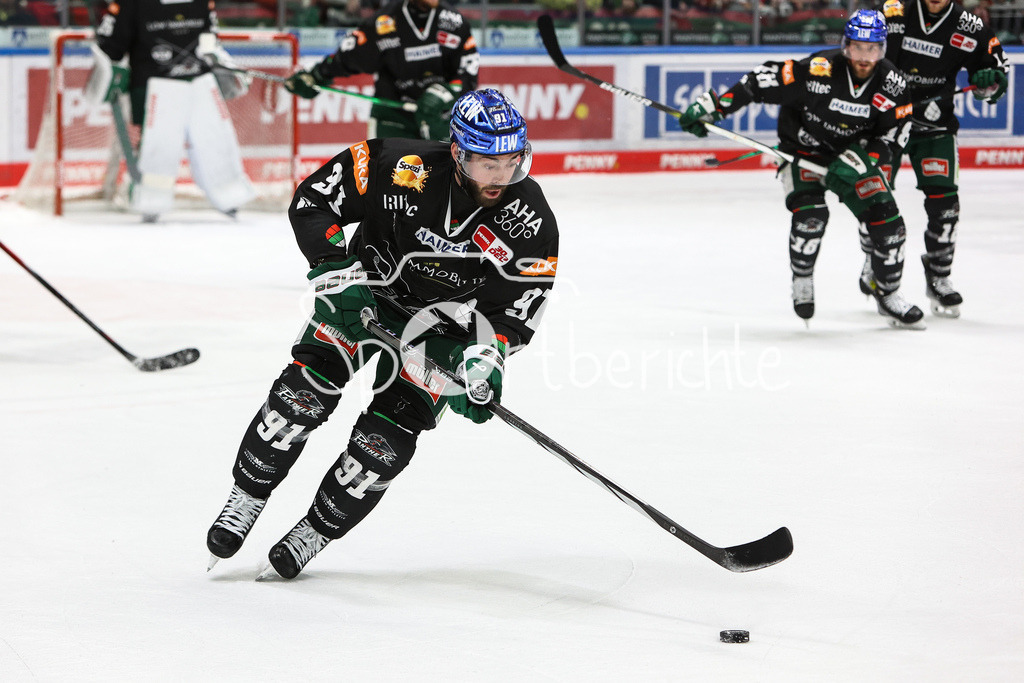 Augsburger Panther - Adler Mannheim | Luke ESPOSITO (AEV #91) am PUck / Freisteller / Einzelfoto