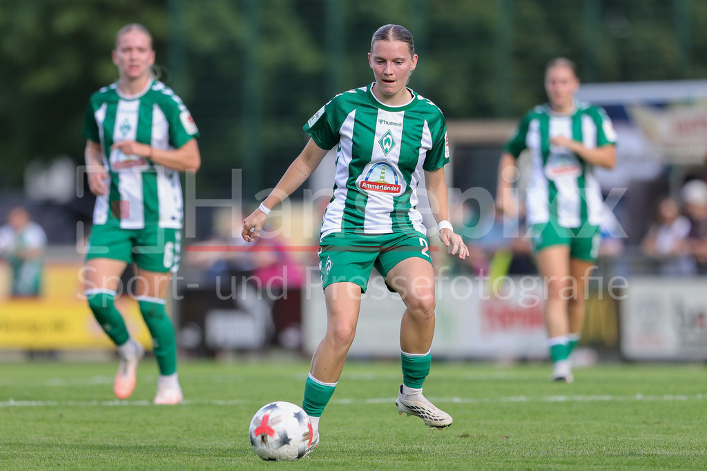 Fussball, Testspiel Frauen, SV Werder Bremen - Hamburger SV | Sarah Ernst (SV Werder Bremen, 26) am Ball, Einzelbild, Ganzkörper, Aktion, Action, Spielszene