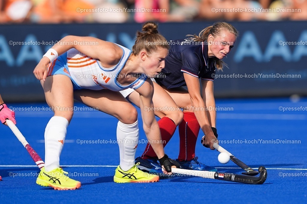 xydrx13082503021 | 13.08.2025, xydrx, Frauen EuroHockey Championship 2025, Gruppenphase, Gruppe A, Niederlande - Frankreich, Sparkassenpark Mönchengladbach: Marleen Jochems (NED #17) im Zweikampf gegen Yohanna Lhopital (FRA #8)