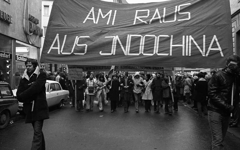 012-1973-009-2 | 25.000 Menschen demonstrierten am 14.1.1973 in Bonn gegen den Vietnamkrieg. Dazu aufgerufen hatten Gruppen aus dem linksradikalen Spektrum der sogenannten K-Gruppen. Der Protest gegen den Vietnamkrieg und die Kriegsführung der USA bildete seit den späten 1960er Jahren eine entscheidende Triebkraft aller außerparlamentarischen Aktionen in Westdeutschland und Westberlin. - Realisiert mit Pictrs.com