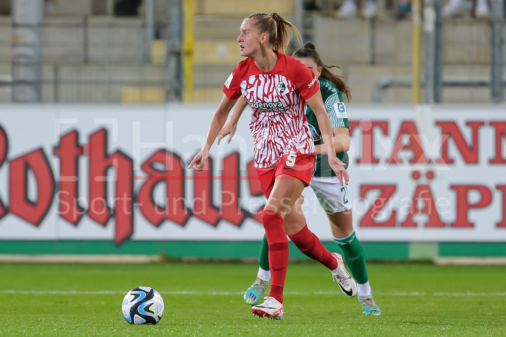 Fussball, Google Pixel Frauen-Bundesliga, SC Freiburg - SV Werder Bremen | v.li.: Janina Minge (SC Freiburg, 9) am Ball, Einzelbild, Ganzkörper, Aktion, Action, Spielszene, DIE DFB-RICHTLINIEN UNTERSAGEN JEGLICHE NUTZUNG VON FOTOS ALS SEQUENZBILDER UND/ODER VIDEOÄHNLICHE FOTOSTRECKEN. DFB REGULATIONS PROHIBIT ANY USE OF PHOTOGRAPHS AS IMAGE SEQUENCES AND/OR QUASI-VIDEO.
