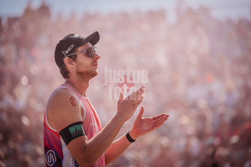 Beachvolleyball | Männer | Deutsche Meisterschaften 2025 Timmendorfer Strand | 07.09.2025 | Nils Ehlers läuft in die Arena ein