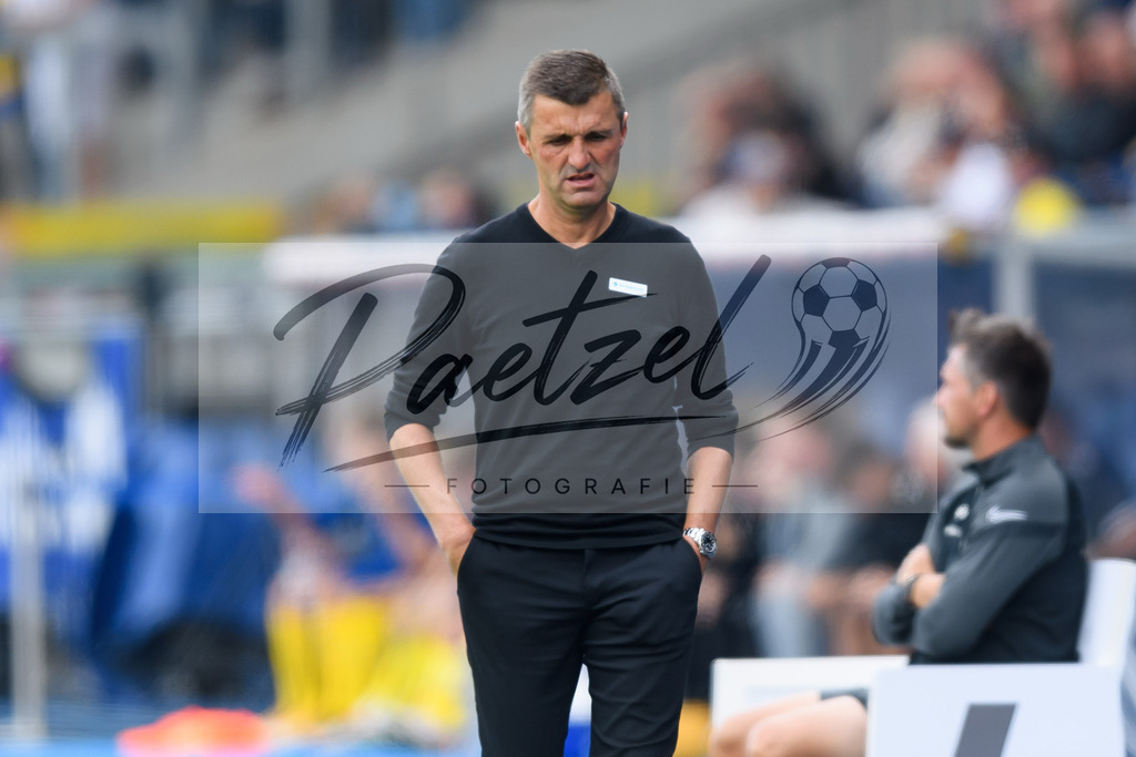EBSTSV20210828_016 | Fussball, Herren: Trainer Michael Koellner (TSV 1860 Muenchen) schaut beim Spiel der 3. Liga zwischen Eintracht Braunschweig und TSV 1860 Muenchen im Eintracht-Stadion am 28.08.2021 in Braunschweig, Deutschland.DFB / DFL REGULATIONS PROHIBIT ANY USE OF PHOTOGRAPHS AS IMAGE SEQUENCES AND/OR QUASI-VIDEO. - Realisiert mit Pictrs.com