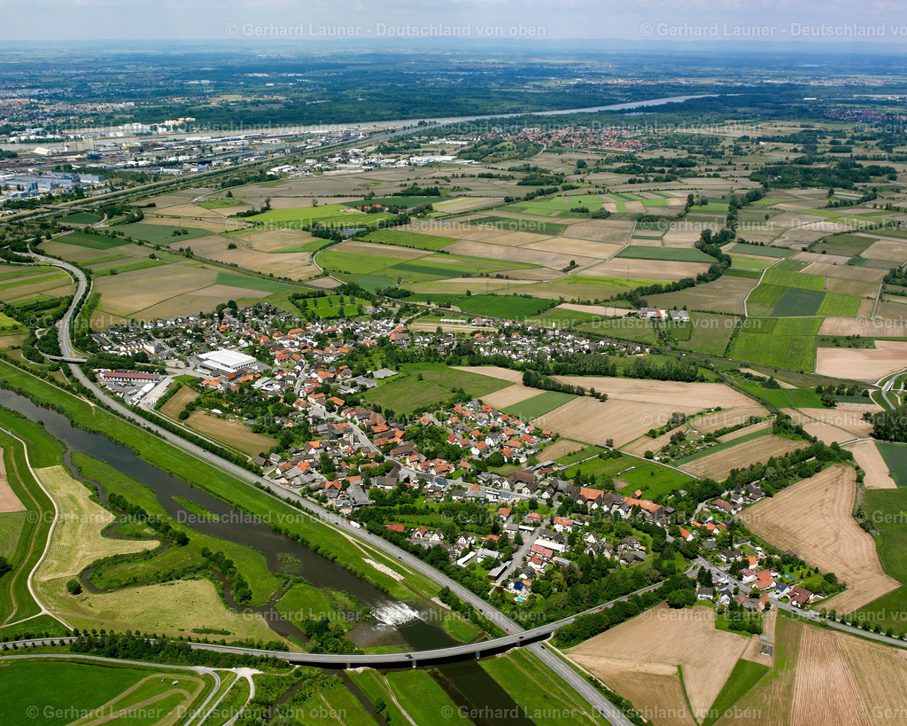 2626239 | NEUMüHL 23.06.2006 Landwirtschaftliche Nutzflächen und Feldgrenzen  umsäumen das Siedlungsgebiet des Dorfes in Neumühl im Bundesland Baden-Württemberg, Deutschland // Agricultural land and field boundaries surround the settlement area of the village  in Neumühl in the state Baden-Wuerttemberg, Germany Foto: Gerhard Launer