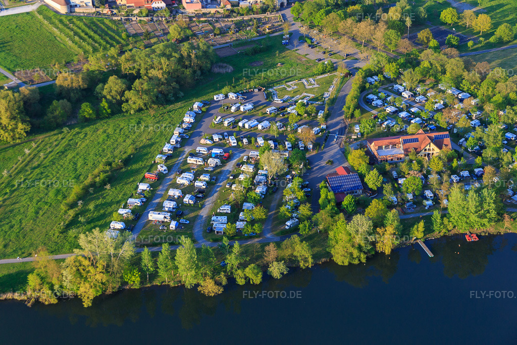 Luftbild: Camping Katzenkopf am Mainufer in Sommerach im Bundesland Bayern in Deutschland. – Foto: IMG_088029.jpg vom 06.05.2016 durch Werner Riehm/FLY-FOTO.de – Auflösung des Originals: 5472 x 3648 px – Camping Katzenkopf