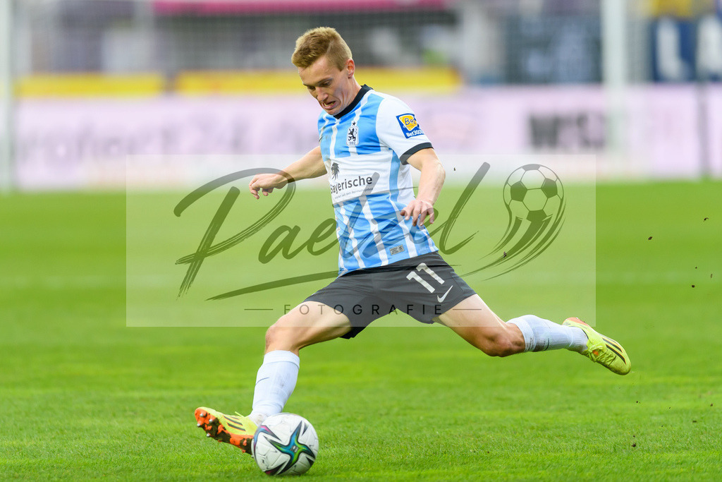 OSNTSV20211106_067 | Fussball, Herren: Fabian Greilinger (TSV 1860 Muenchen) in Aktion, am Ball, Einzelaktion bei dem Spiel der 3. Liga zwischen VfL Osnabrueck und TSV 1860 Muenchen im Stadion an der Bremer Bruecke am 06.11.2021 in Osnanbrueck, Deutschland.DFB / DFL REGULATIONS PROHIBIT ANY USE OF PHOTOGRAPHS AS IMAGE SEQUENCES AND/OR QUASI-VIDEO. - Realisiert mit Pictrs.com
