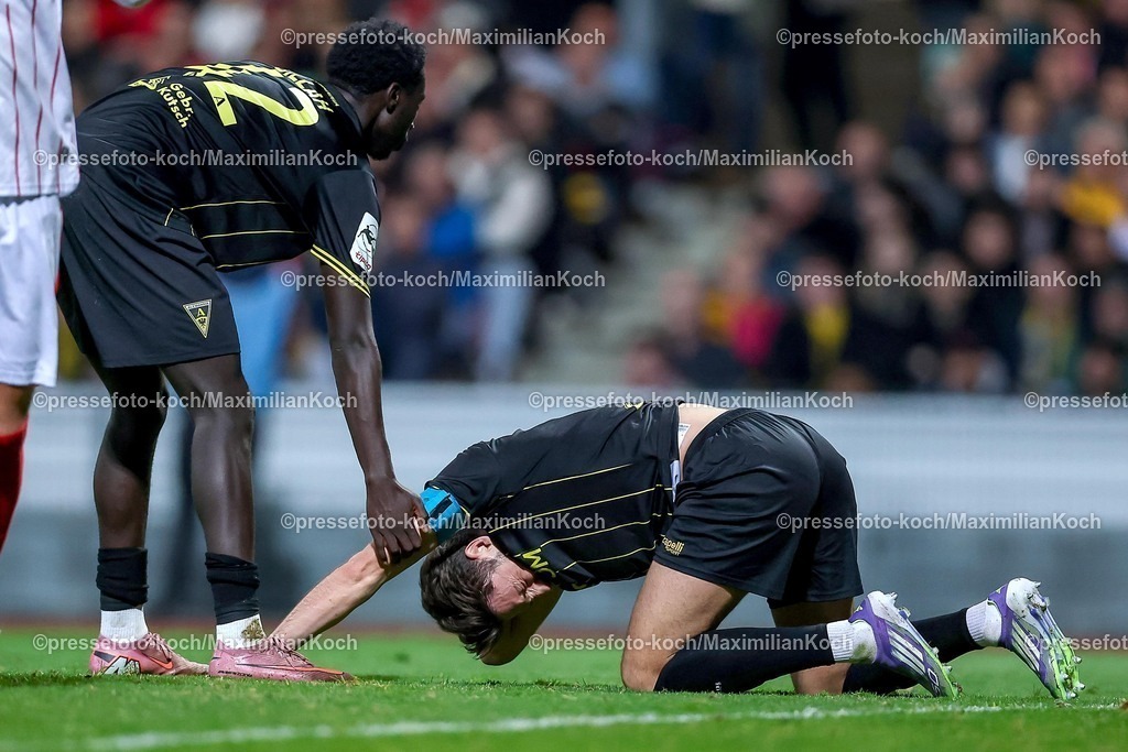 FKo26022601110 | 26.02.2026, Fußball, Landespokal Mittelrhein, SC Fortuna Köln - TSV Alemannia Aachen, Südstadion, Viertelfinale Bitburger-Pokal, Saison 2025 2026: Sasa Strujic&nbsp; (Alemannia Aachen #05) kniet enttäuscht Enttäuschung auf dem Spielfeld neben Omar Sillah (Alemannia Aachen #42) nach der Niederlage DFB regulations prohibit any use of photographs as image sequences and or quasi-video.