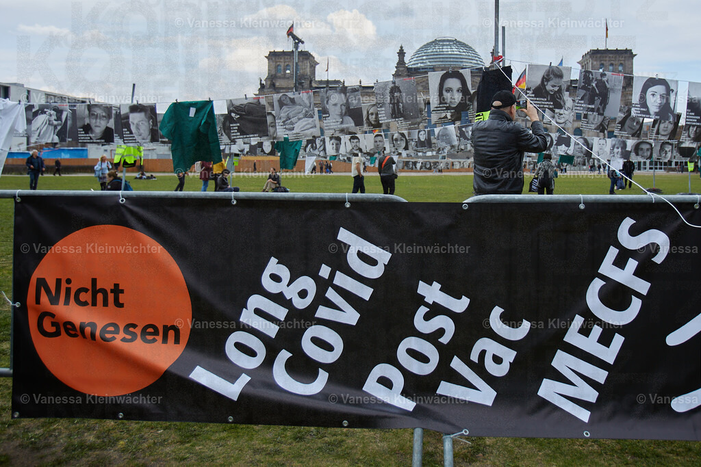#NichtGenesen am Bundestag zum International LongCovid Awareness Day 2024 | Mit Fotos von arbeitsunfähigen Betroffenen fordert die Initiative #NichtGenesen anlässlich des International LongCovid Awareness Day am 15.03.2024 vor dem Reichstag mehr Geld für Forschung und soziale Absicherung. Bundesgesundheitsminister Karl Lauterbach und weitere MdBs sprechen mit den Demonstrant*innen. - Realisiert mit Pictrs.com
