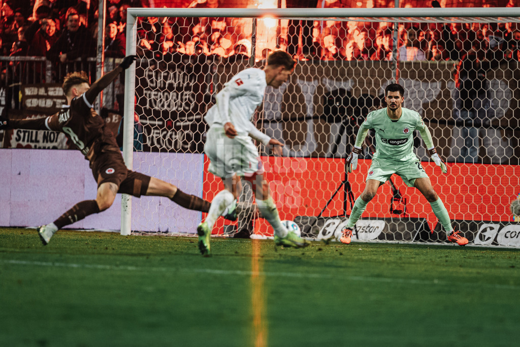 Fußball | Männer | Saison 2024/2025  | Fußball-Bundesliga | 12. Spieltag | FC St. Pauli vs. Holstein Kiel | 29.11.2024 | Phil Harres (#19, Holstein Kiel) schießt das Tor zum 3:1 Anschluss