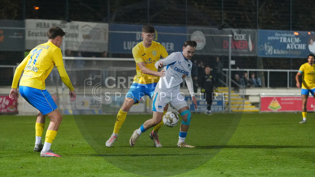 Fußball, Herren, Saison 2025/2026, Regionalliga Nordost, 15. Spieltag, FSV 63 Luckenwalde vs. Hertha BSC II, Freitag 07.11.2025, Werner-Seelenbinder-Stadion Luckenwalde, | Fußball, Herren, Saison 2025/2026, Regionalliga Nordost, 15. Spieltag, FSV 63 Luckenwalde vs. Hertha BSC II, Freitag 07.11.2025, Werner-Seelenbinder-Stadion Luckenwalde, Im Bild: Quentin Seidel (l. Luckenwalde) und Joel Richter (r. Hertha) - Realisiert mit Pictrs.com