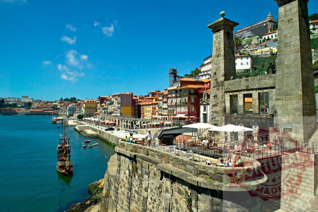 Porto Ribeira waterfront buildings along Douro River | Porto Ribeira waterfront, historic city buildings, and people relaxing at riverfront cafes - Realisiert mit Pictrs.com