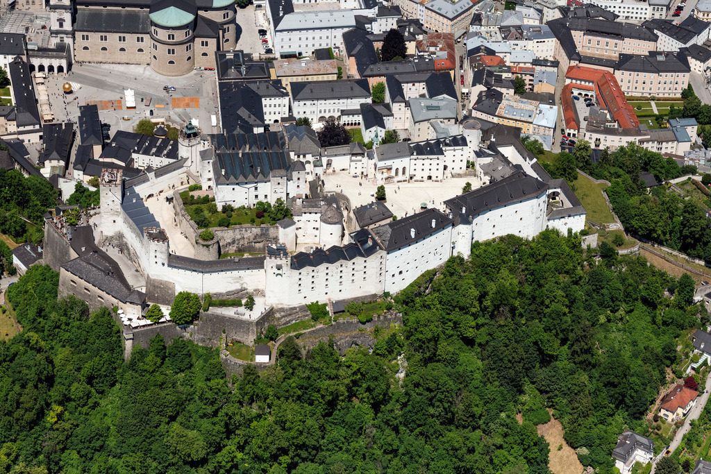 dr__0100208.jpg | SALZBURG 13.06.2023 Burganlage der Veste Festung Hohensalzburg an der Straße Mönchsberg in Salzburg in Österreich. 