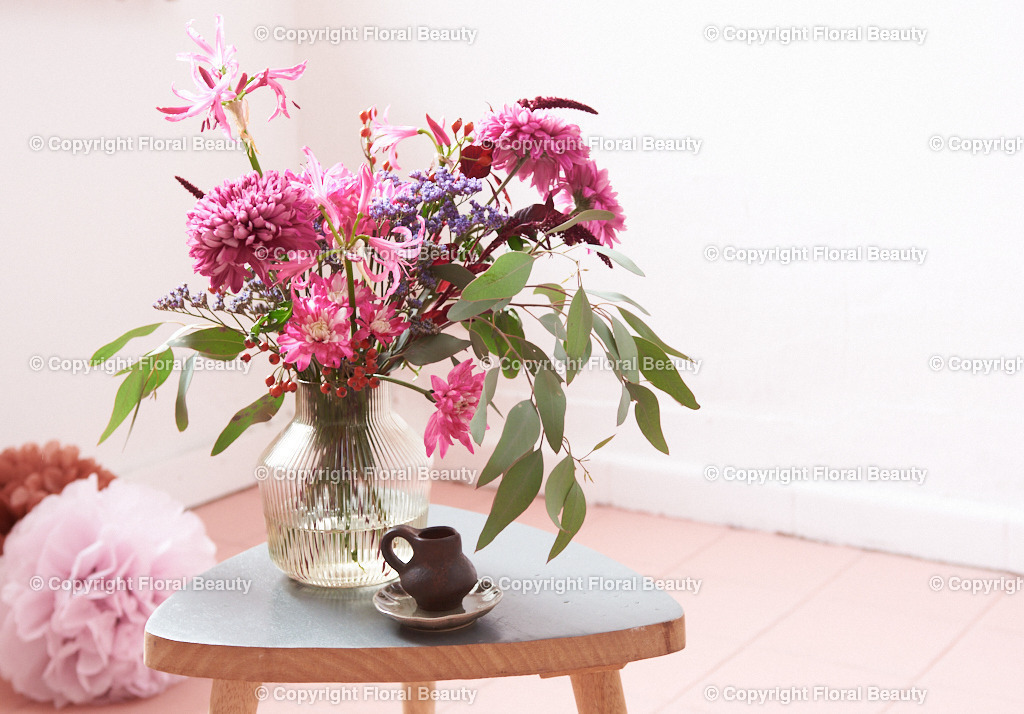 Rosa Strauß aus Dahlien und Chrysanthemen im Raum | Dahlien und Chrysanthemen in Glasvase im Zimmer mit rosa Fußboden als Wandbild. - Realisiert mit Pictrs.com
