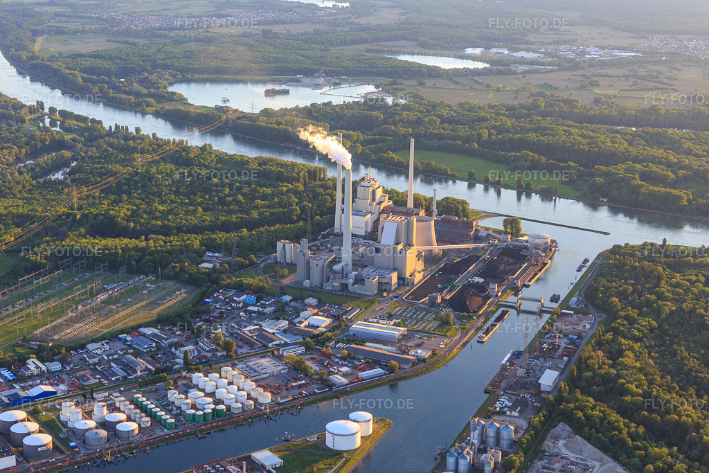 Luftbild: Karlsruher Rheinhäfen mit EnBW Energie Baden-Württemberg AG, Rheinhafen-Dampfkraftwerk Karlsruhe aus Osten im Ortsteil Daxlanden in Karlsruhe im Bundesland Baden-Württemberg in Deutschland. Foto: IMG_099642.jpg vom 21.05.2017 durch Werner Riehm/FLY-FOTO.deWWW.ENBW.COM