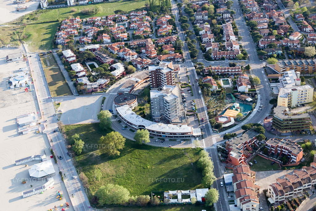 Vue aérienne: Vue de la ville à Lido delle Nazioni dans le département Émilie-Romagne, Italie. Photo: IMG_098639.jpg prise le 06/04/2017 par Werner Riehm/FLY-FOTO.eu – Résolution de l'original: 5472 x 3648 px