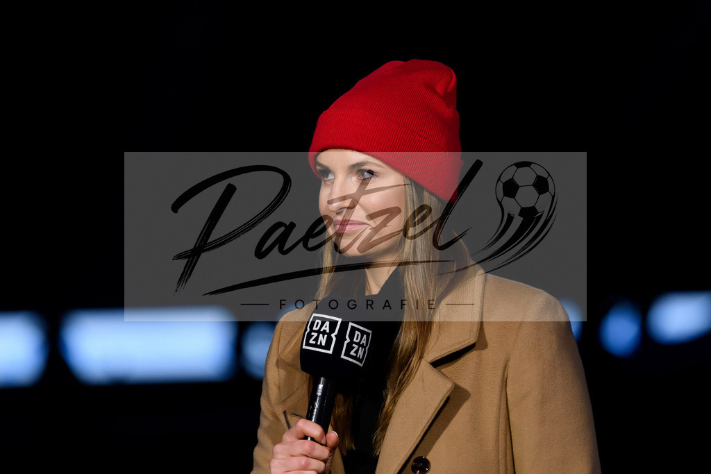 BSCFCB20220123_211 | Fussball, Herren: DAZN-Moderatorin Laura Wontorra schaut bei dem Spiel der 1. Bundesliga zwischen Hertha BSC und FC Bayern Muenchen im Olypiastadion am 23.01.2022 in Berlin, Deutschland.DFB / DFL REGULATIONS PROHIBIT ANY USE OF PHOTOGRAPHS AS IMAGE SEQUENCES AND/OR QUASI-VIDEO. - Realisiert mit Pictrs.com