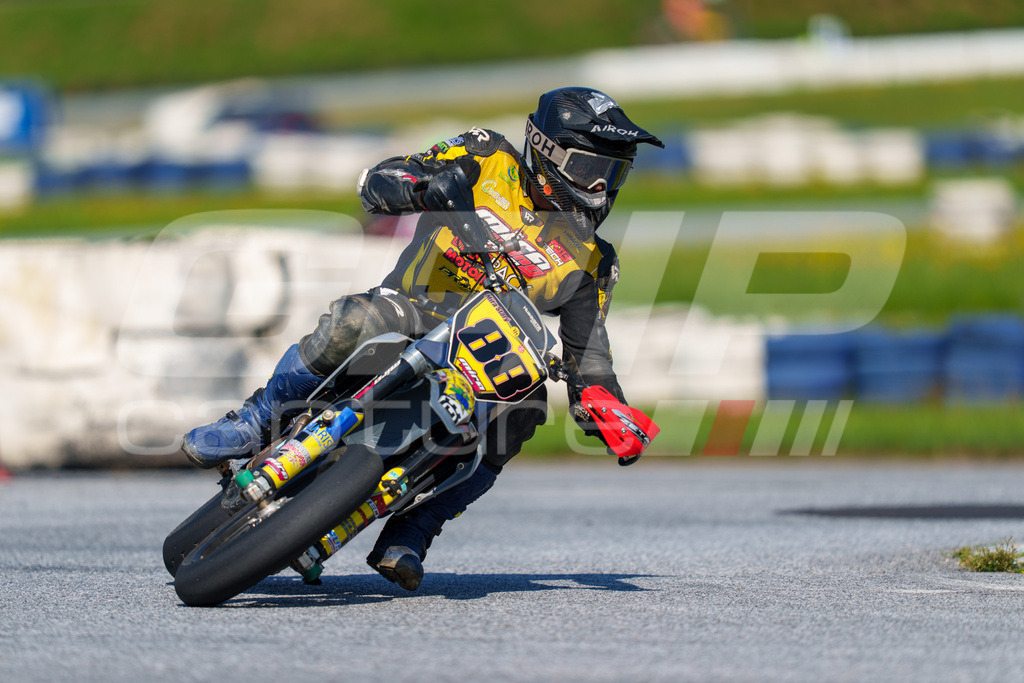 SuperMoto_Staatsmeisterschaft_Greinbach_220 | GRIPcapture steht für authentische Sportfotografie in Österreich – für Momente, die mehr sind als Geschwindigkeit oder Ergebnis. Es geht um Emotion, Spannung, Fokus und den Augenblick, der oft nur einen Wimpernschlag dauert.Ob Motorsport, Teamsport oder 