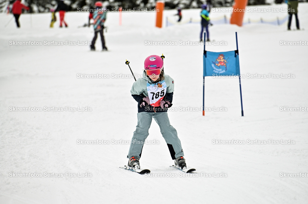 SRF_20.02.2026_0947 | Skirennfotos,Serfaus,Fiss,Ladis,Kinderskirennen,Winter,Tirol,Oberland,skirace,SFL,feelfree,weil wir's genießen,ski,Ski,skifahren,Sonnenplateau, - Realisiert mit Pictrs.com